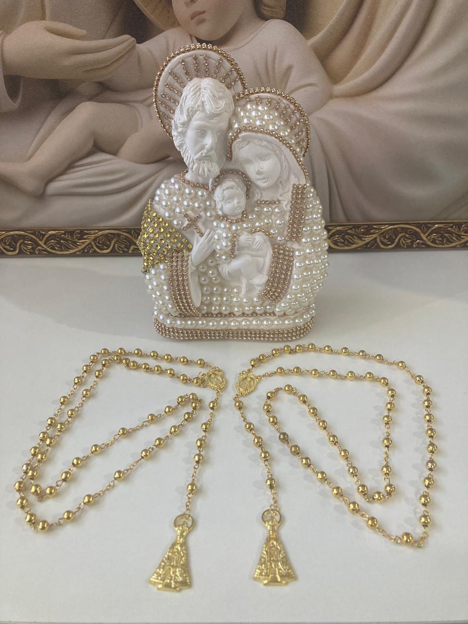 imagem de KIT BODAS DE OURO SAGRADA FAMILIA +02 TERÇOS DOURADO